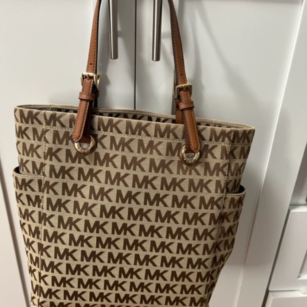 Michael Kors Bucket Bag